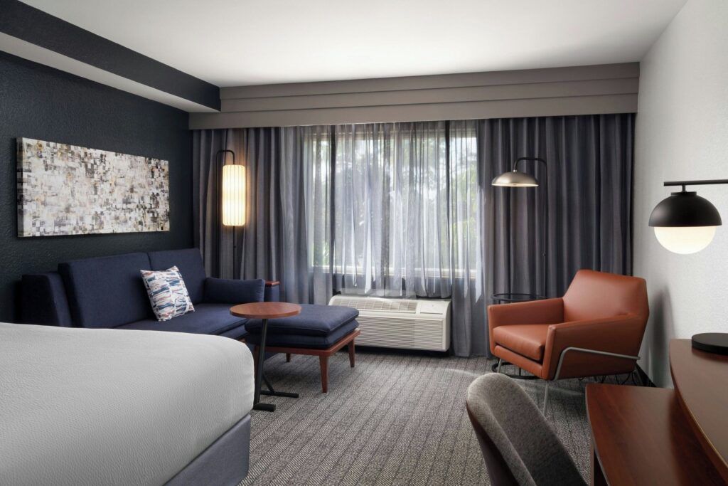 Courtyard by Marriott Fort Myers I-75/Gulf Coast Town Center guest room