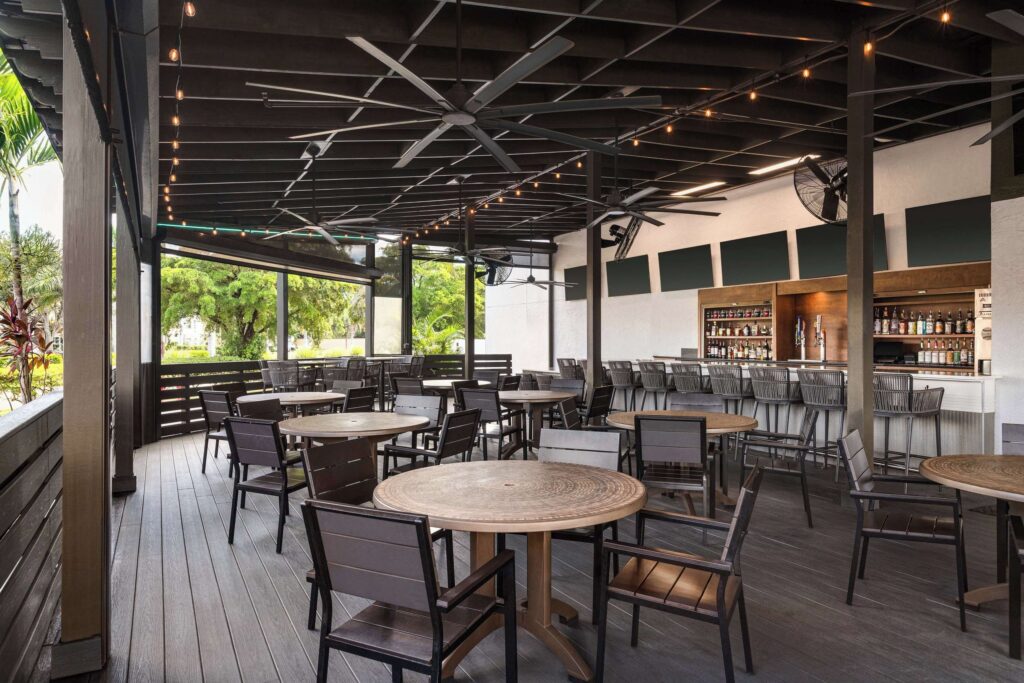 Doubletree by Hilton Fort Myers at Bell Tower Shops dining area