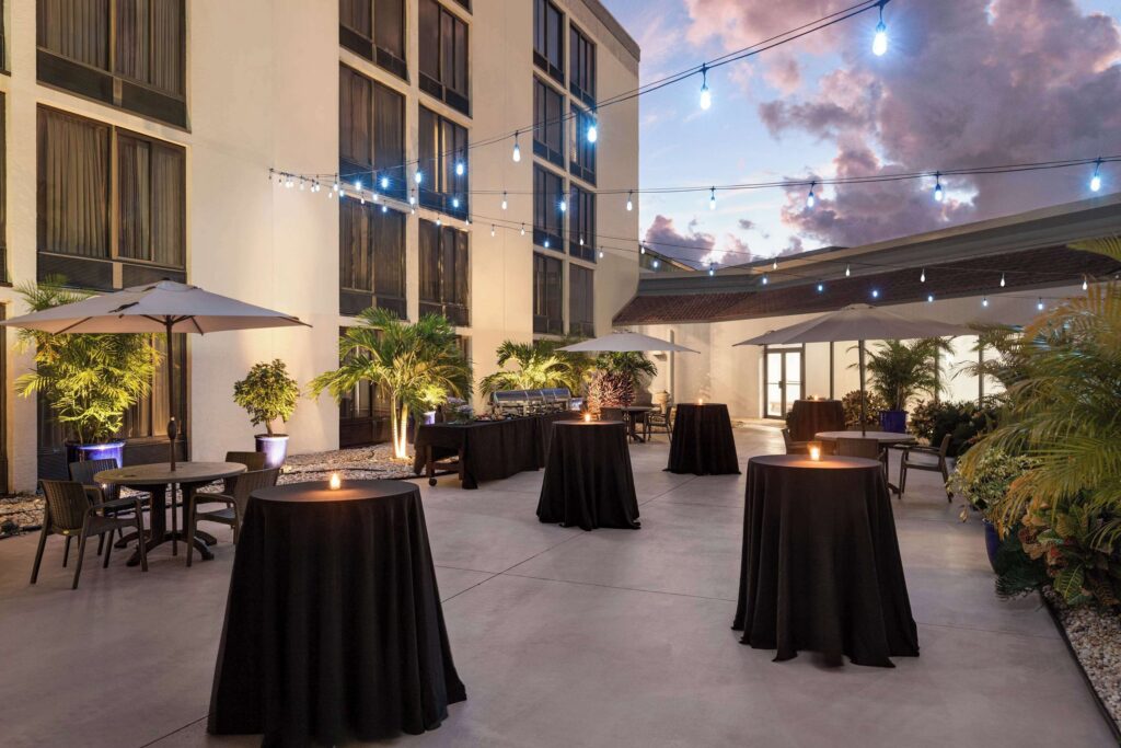 Doubletree by Hilton Fort Myers at Bell Tower Shops dining area