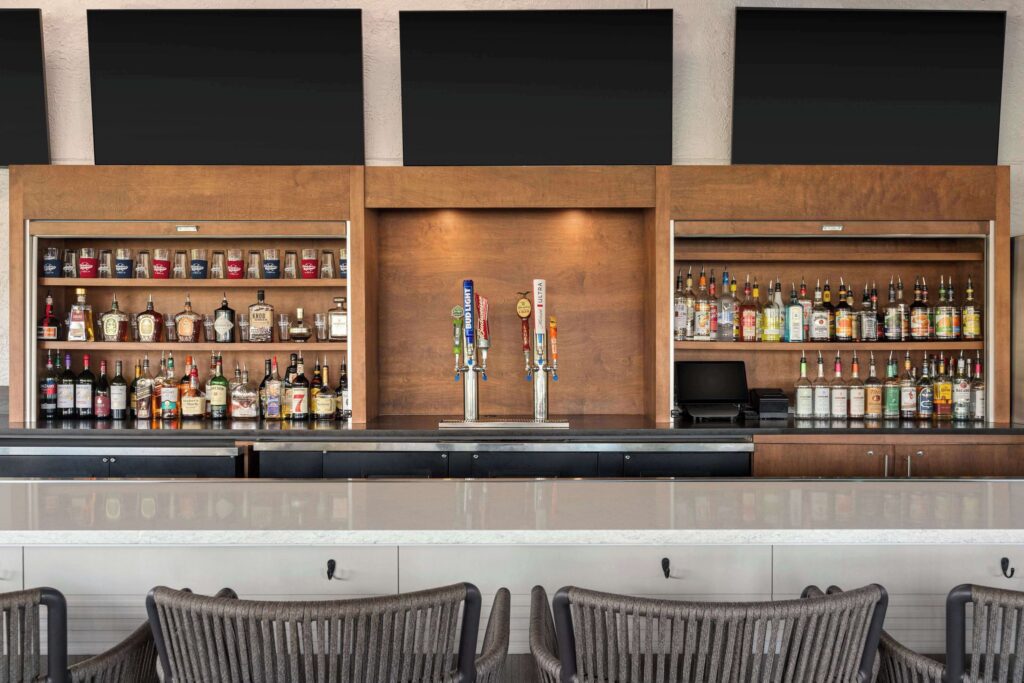 Doubletree by Hilton Fort Myers at Bell Tower Shops dining area