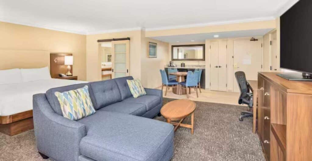 Doubletree by Hilton Fort Myers at Bell Tower Shops guest room