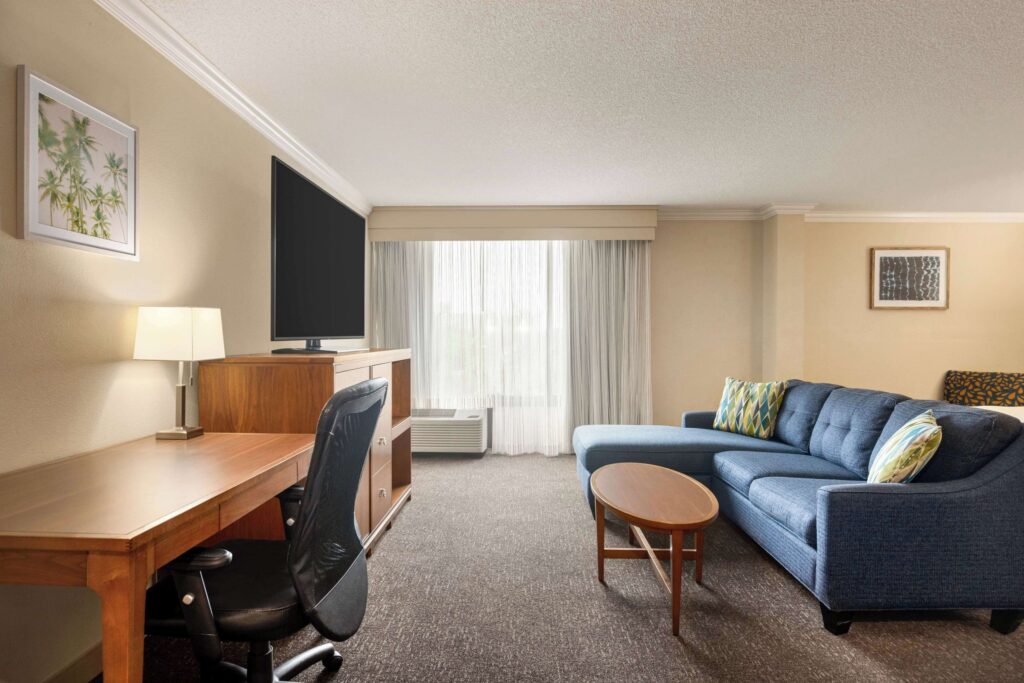 Doubletree by Hilton Fort Myers at Bell Tower Shops guest room