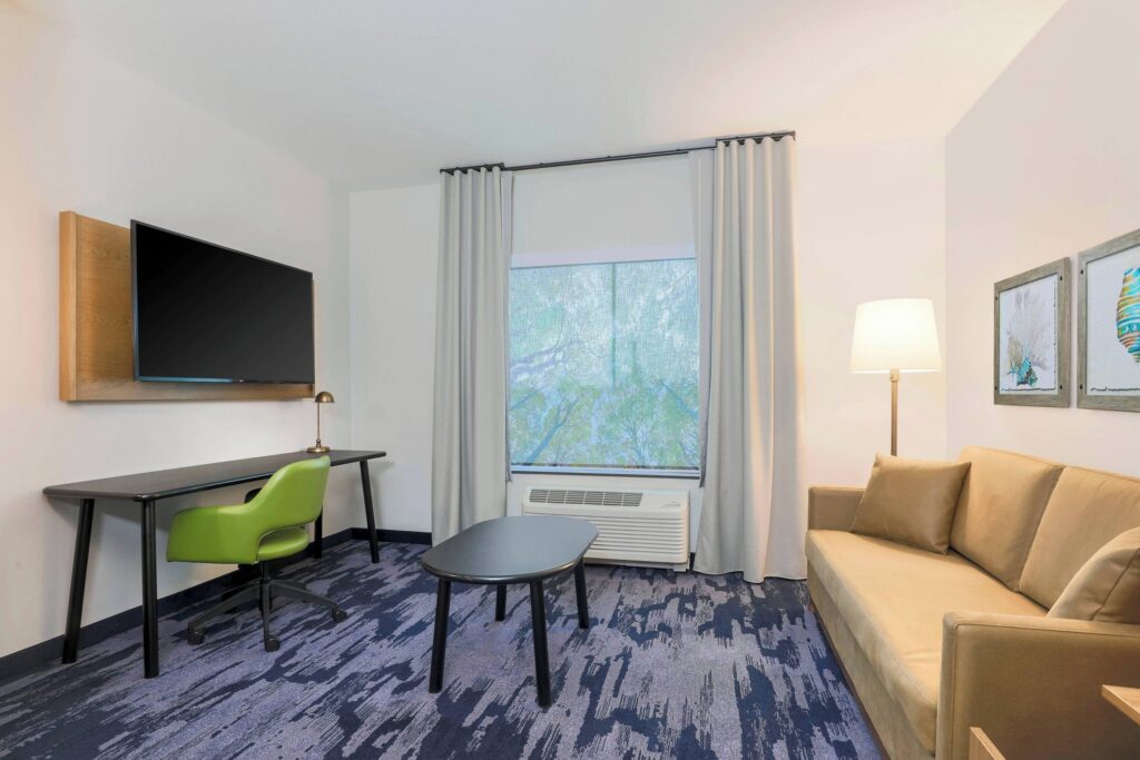 Fairfield Inn & Suites by Marriott Cape Coral/North Fort Myers guest room