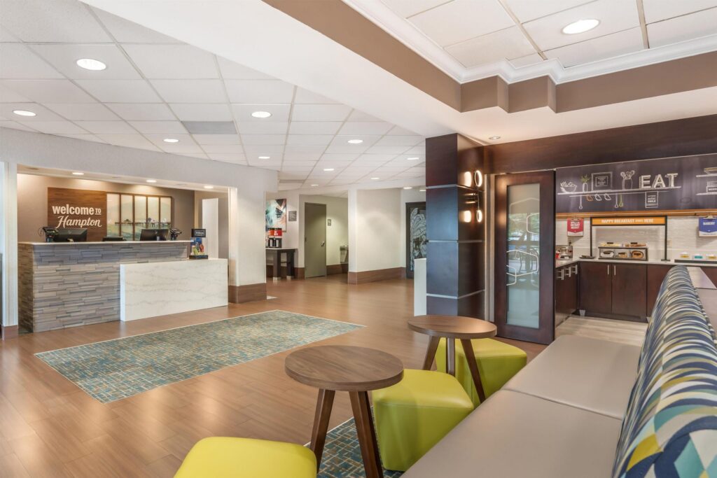 Hampton Inn Fort Myers-Airport & I-75 lobby and common area