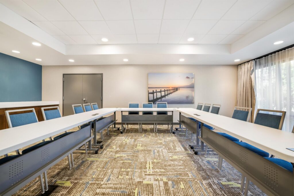 Hampton Inn Fort Myers Downtown lobby and common area