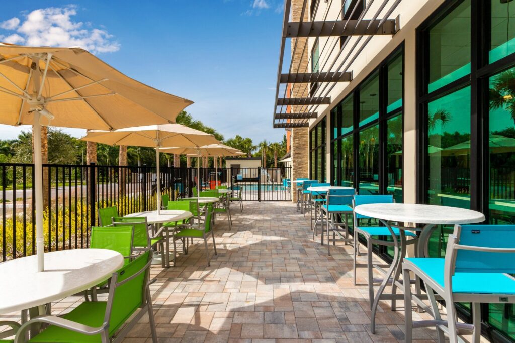 Holiday Inn Express & Suites Ft Myers Beach-Sanibel Gateway dining area