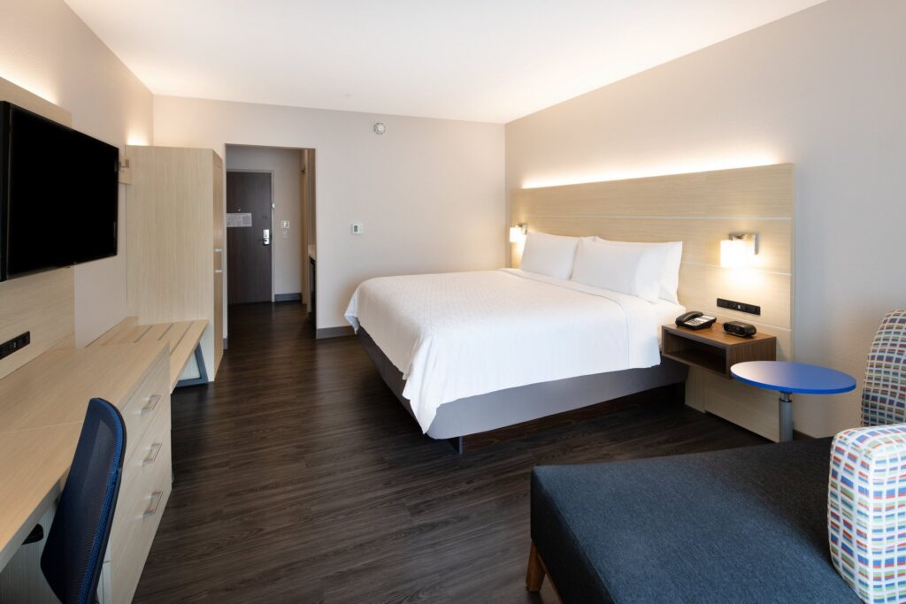 Holiday Inn Express & Suites Ft Myers Beach-Sanibel Gateway guest room