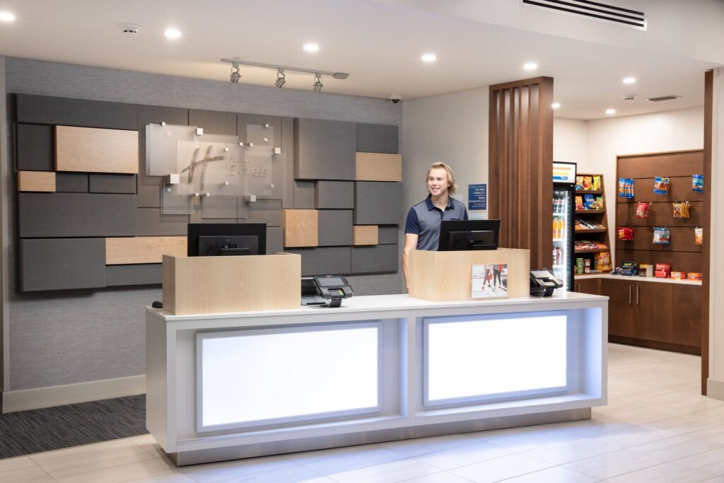 Holiday Inn Express & Suites Ft Myers Beach-Sanibel Gateway lobby and common area