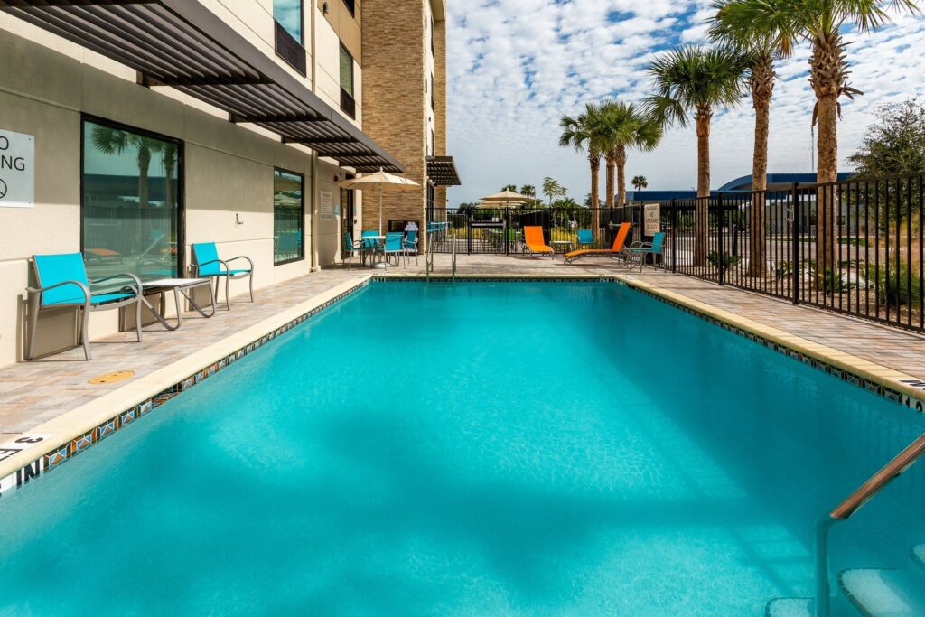 Holiday Inn Express & Suites Ft Myers Beach-Sanibel Gateway pool