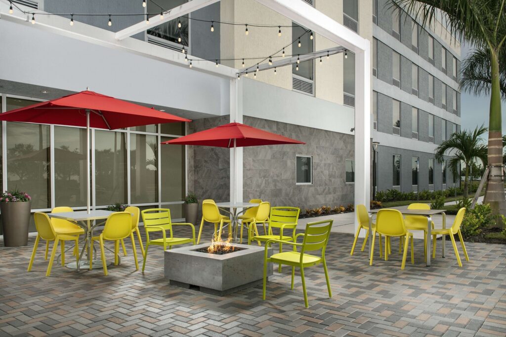 Home2 Suites by Hilton Fort Myers Airport dining area