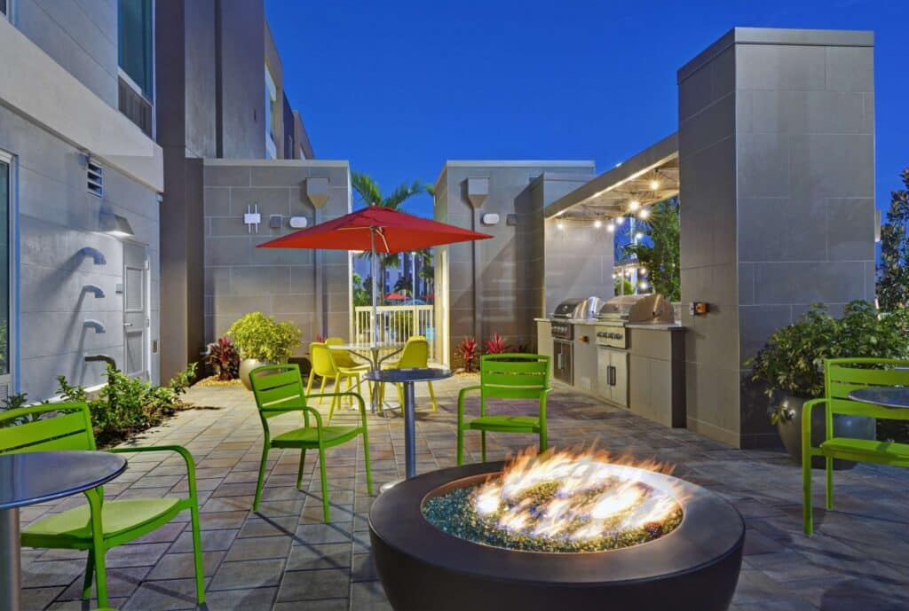 Home2 Suites by Hilton Fort Myers Colonial Blvd dining area