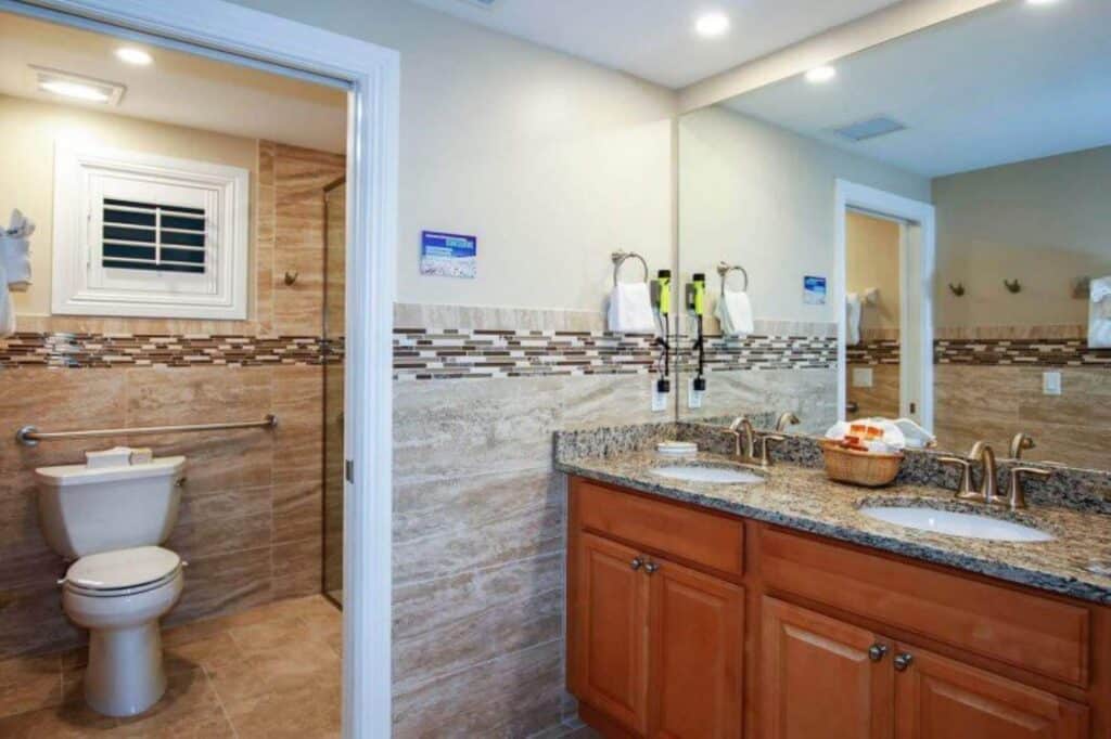 Island Inn bathroom