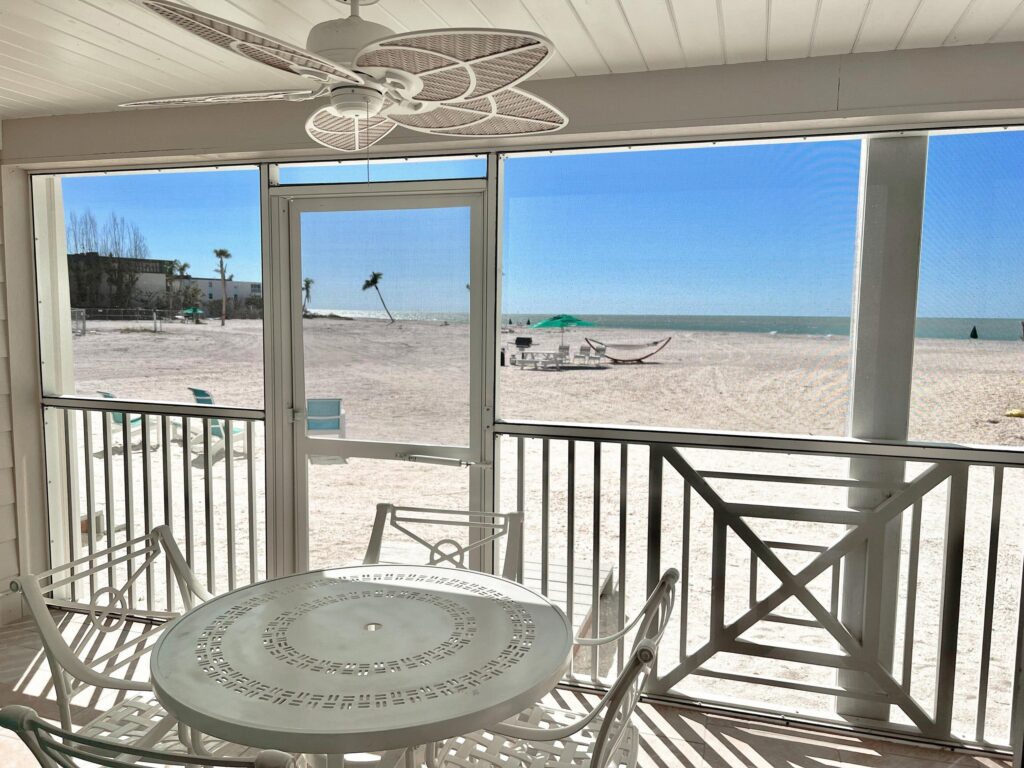 Island Inn dining area
