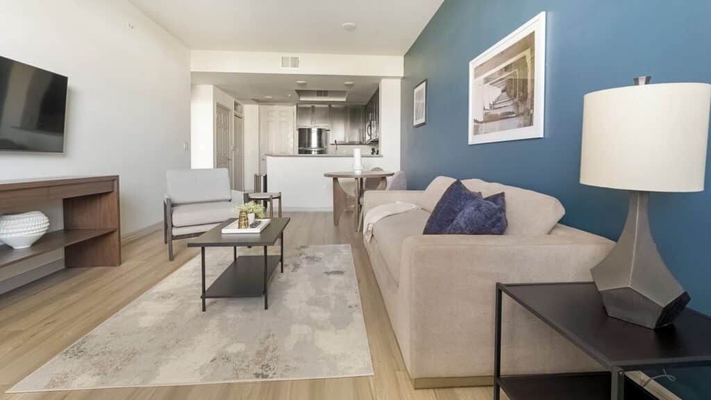 Landing Fort Myers - Eastwood Village living area