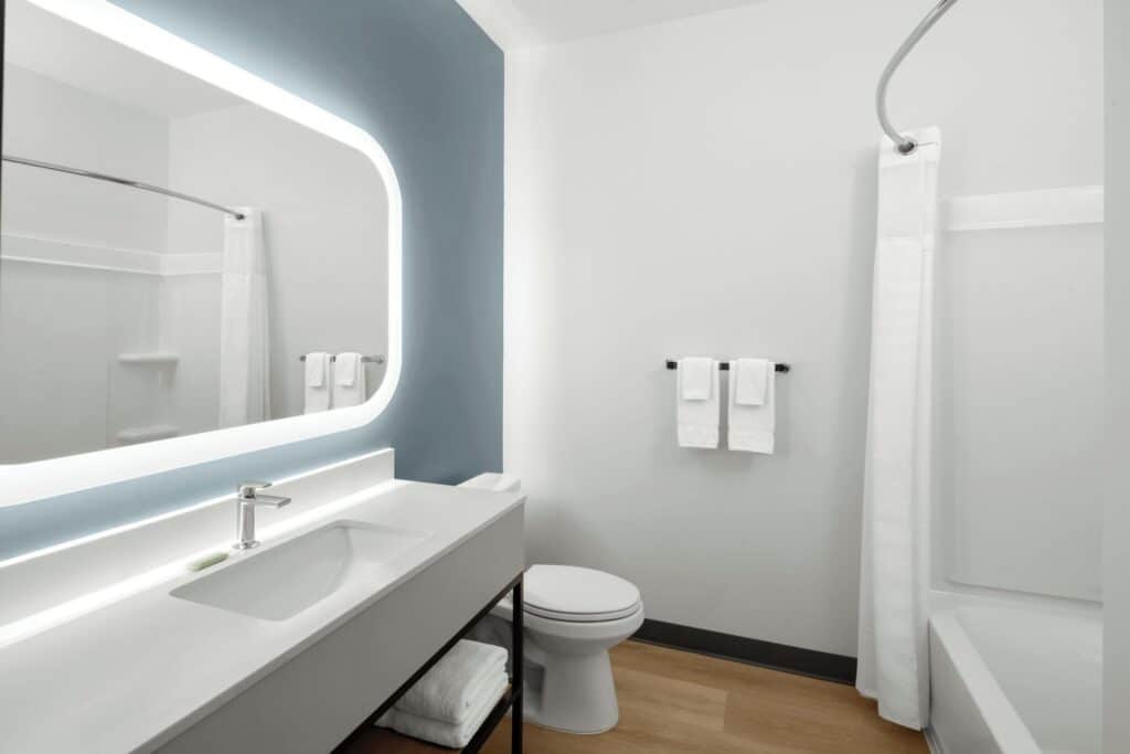 StudioRes by Marriott Fort Myers Airport bathroom