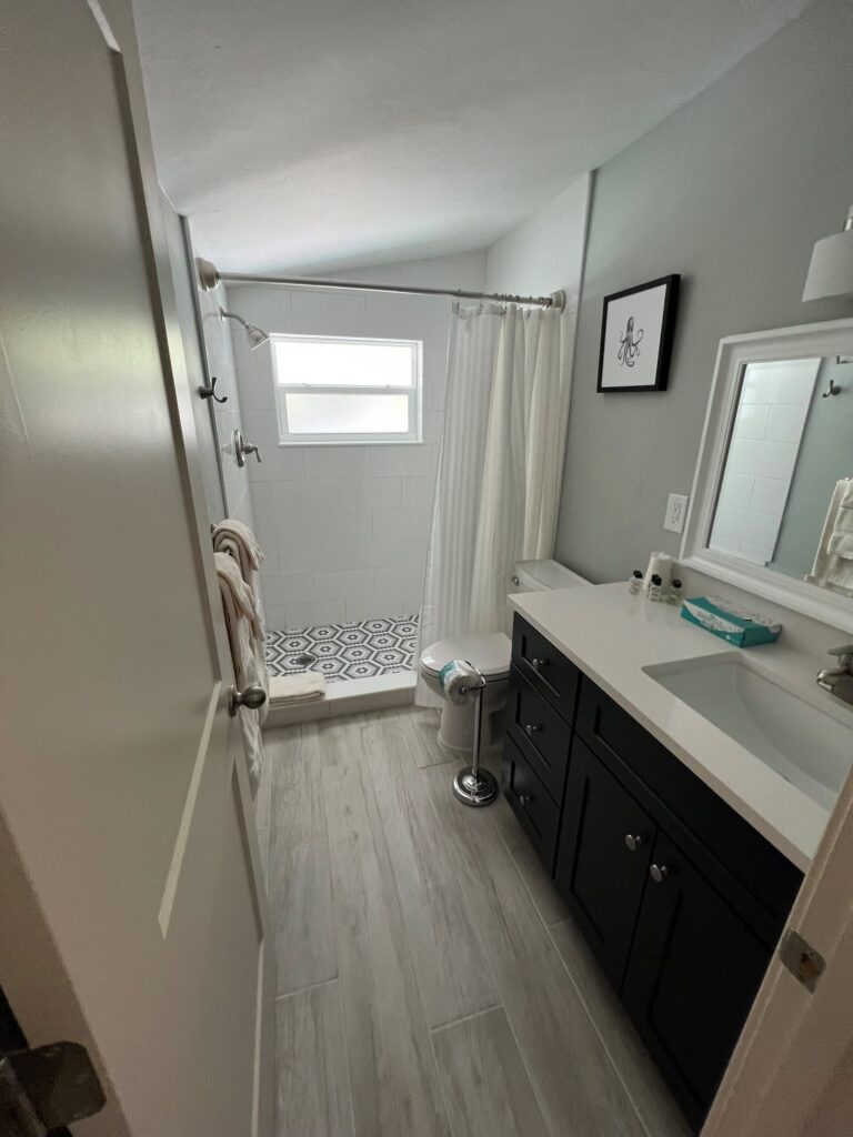 Tarpon Tale Inn bathroom