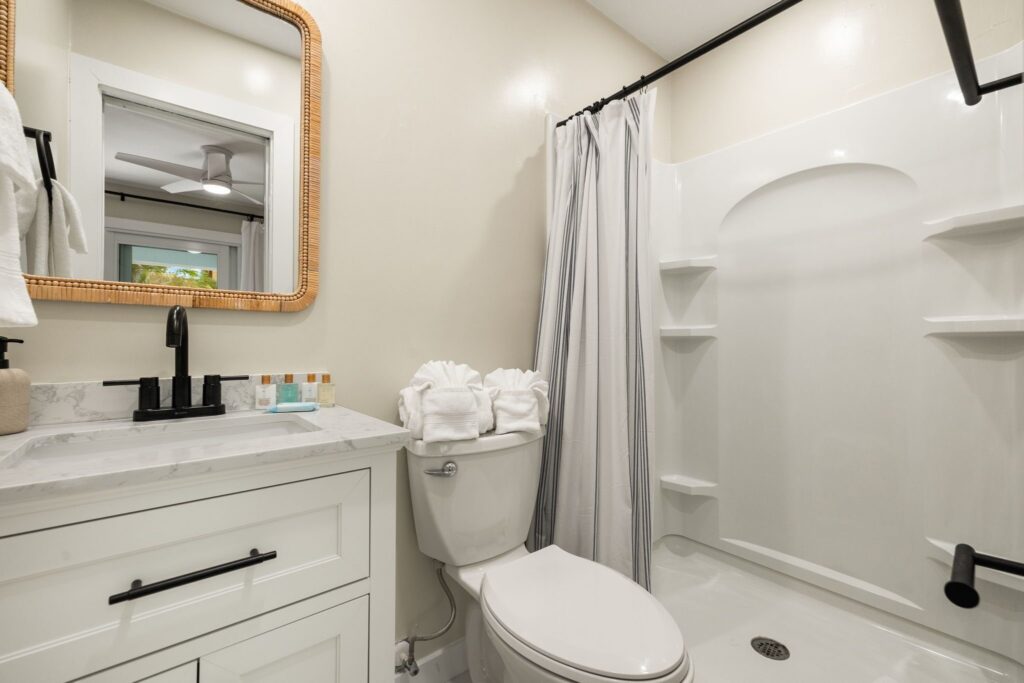 The Driftwood Inn bathroom