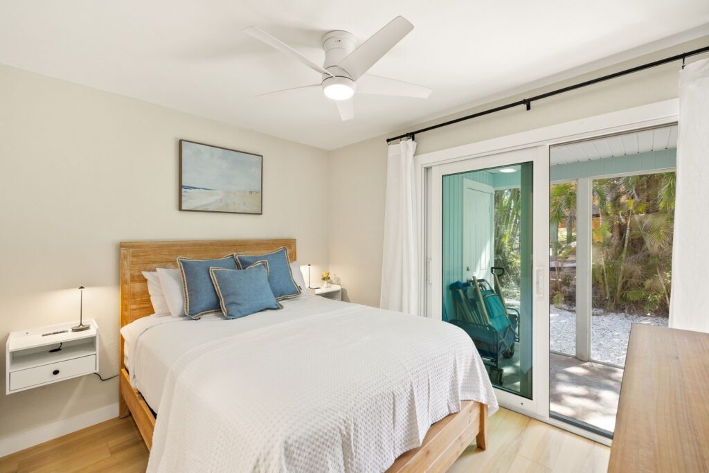 The Driftwood Inn bedroom