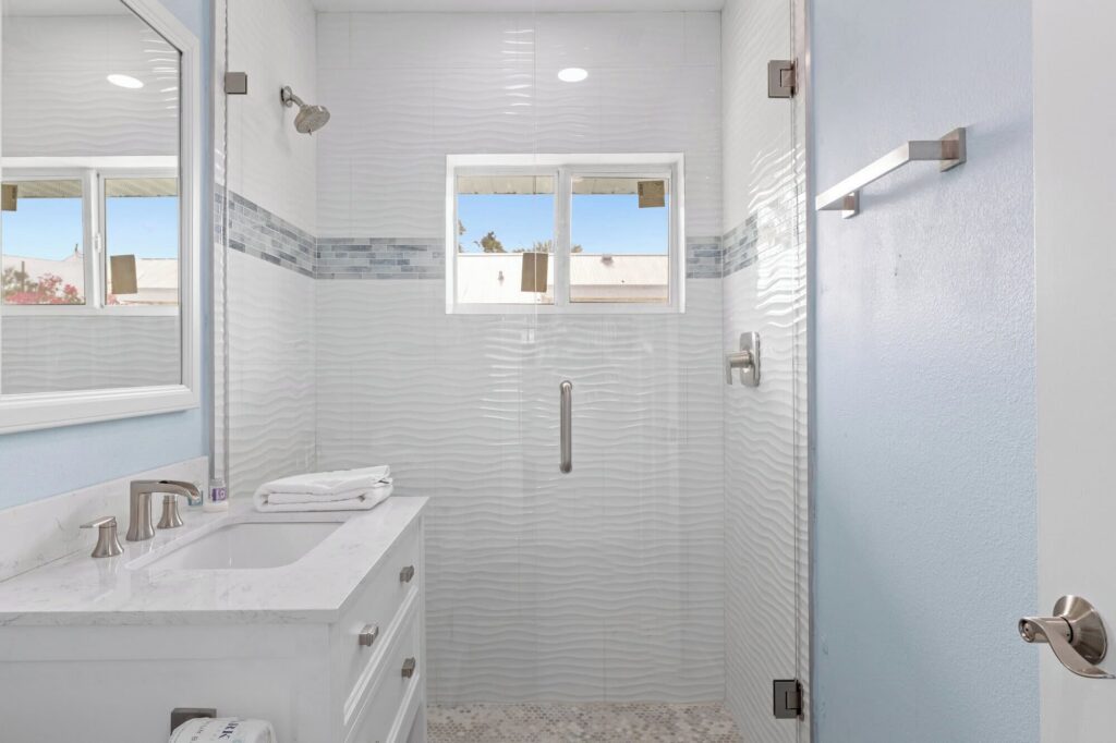 THE Palmview AND Sandpiper Inns bathroom