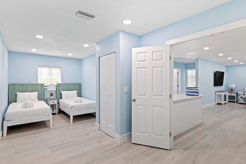 THE Palmview AND Sandpiper Inns guest room