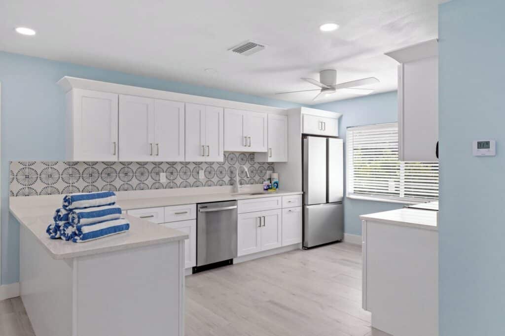 THE Palmview AND Sandpiper Inns guest room